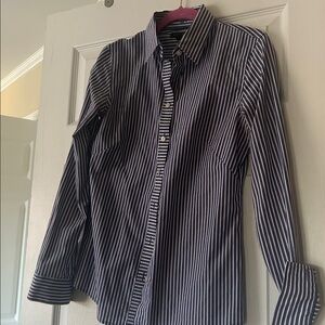 Banana Republic no-iron button down oxford shirt. Size 6.